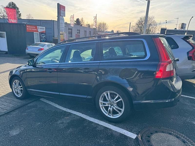 Blau Gebraucht 2009 Volvo V70 Momentum Kombi | 11.990 € - Bild 1/4