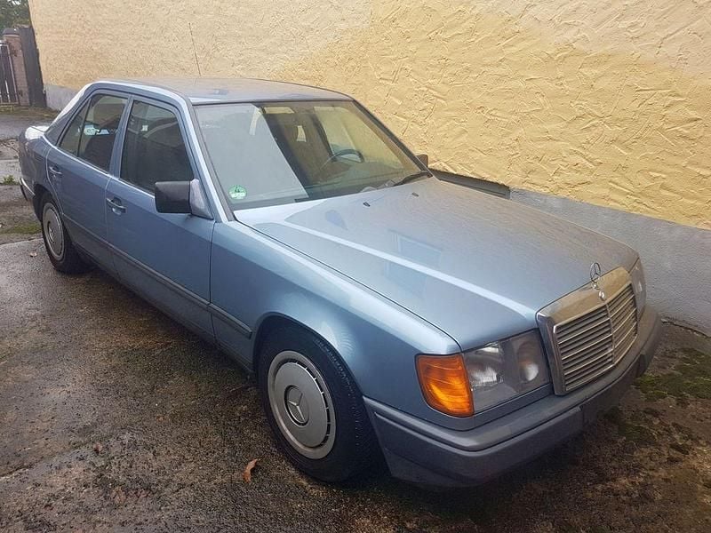 Blau Gebraucht 1992 Mercedes E260 Limousine | 5.500 € - Bild 1/4