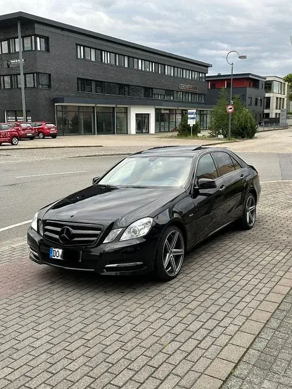 Gebraucht Mercedes E220 170 PS (125 kW) 2011 Schwarz Limousine