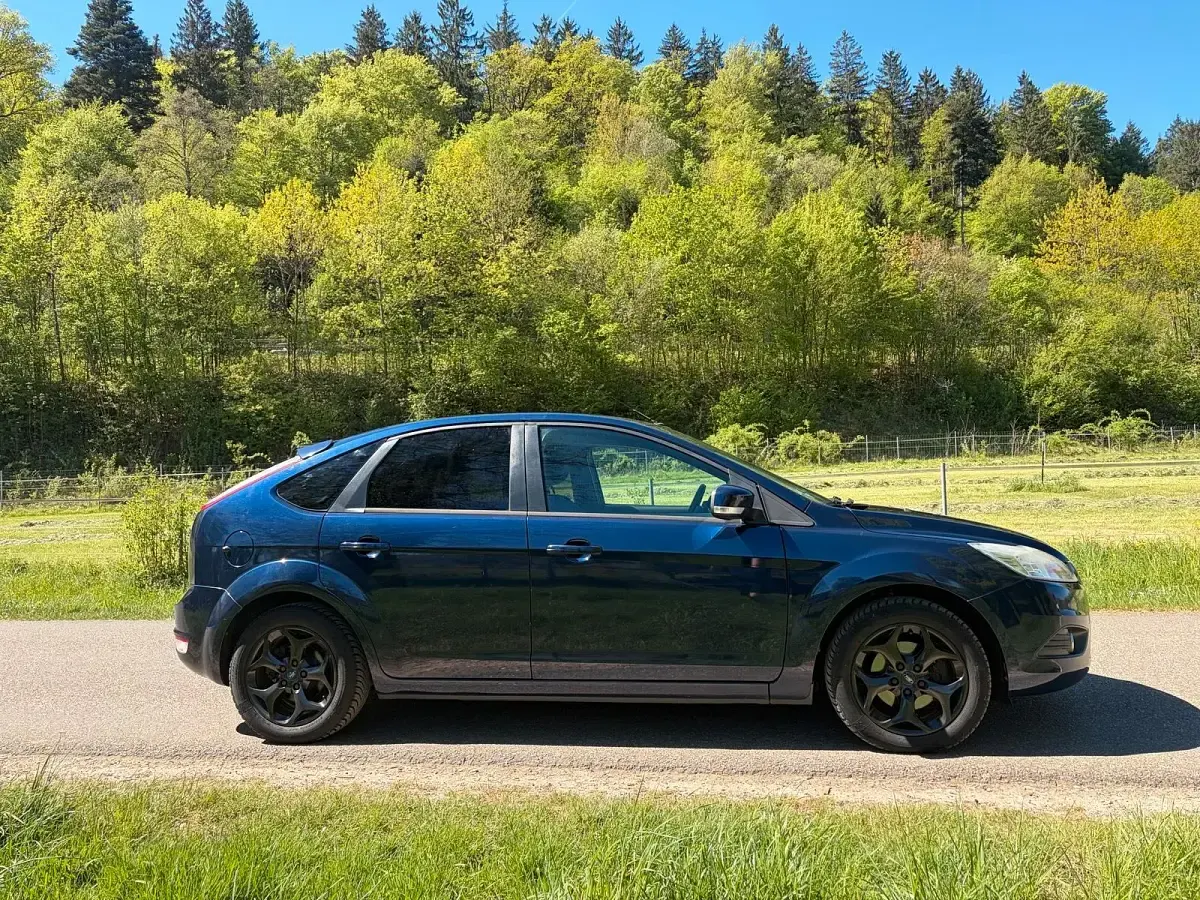 Second-hand Ford Focus 101 CP (74 kW) 2010 Albastru Hatchback