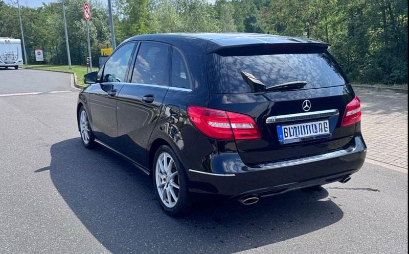 Schwarz Gebraucht 2012 Mercedes B180 Van / Kleinbus | 8.900 € (Fairer Preis) - Bild 1/4