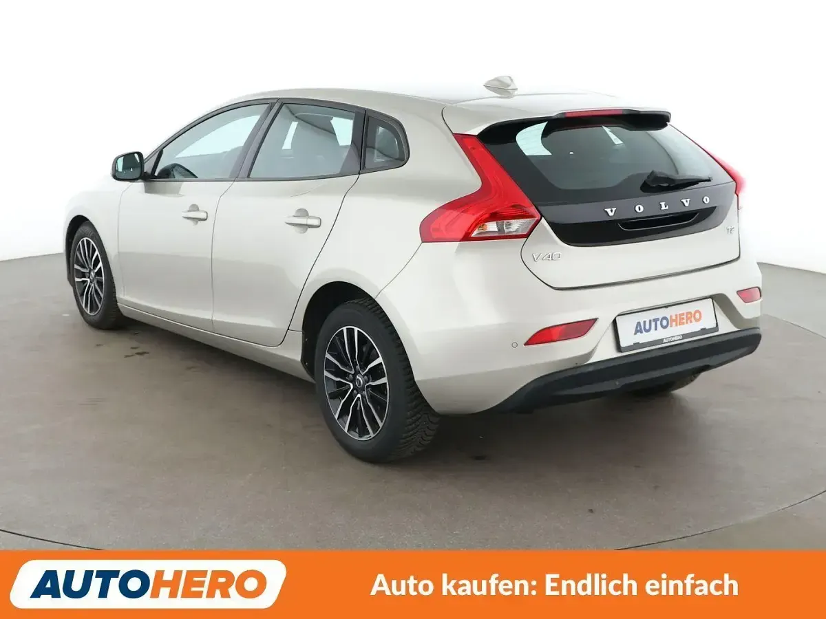 Gebraucht Volvo V40 Momentum 122 PS (89 kW) 2017 Braun Kombi