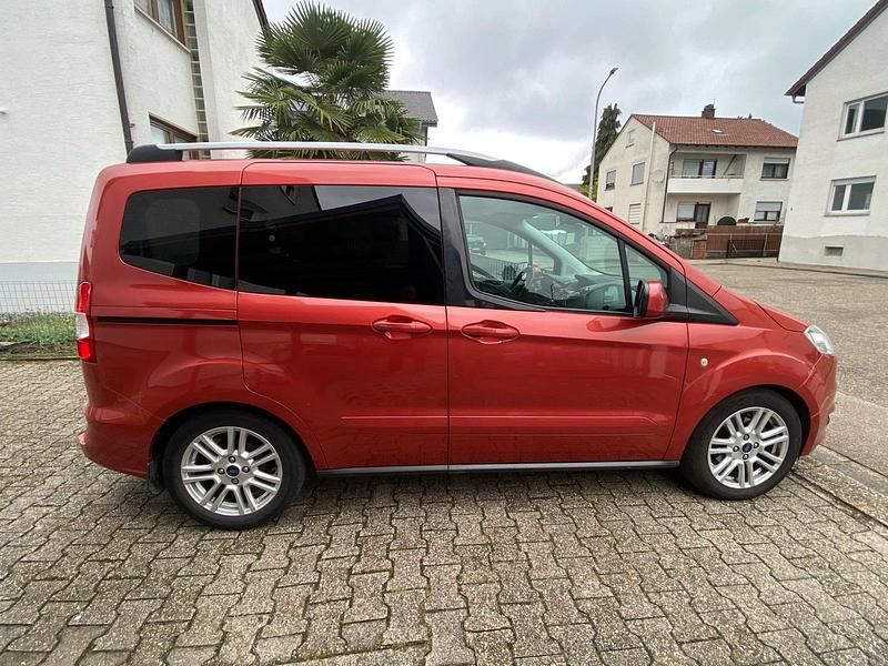 Rot Gebraucht 2017 Ford Tourneo Courier Titanium Van / Kleinbus | 10.500 € (Fairer Preis) - Bild 1/4