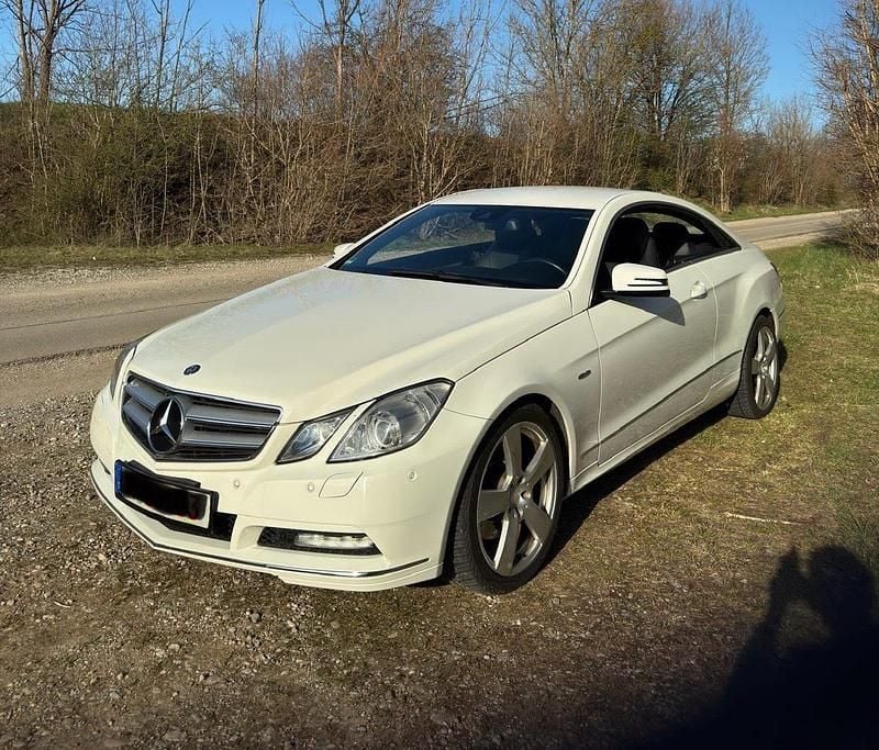 Gebraucht Mercedes E220 170 PS (125 kW) 2012 Calcitweiss  unilack Coupé