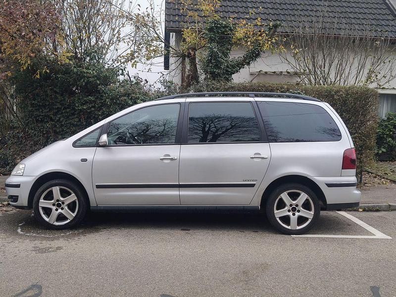 Silber Gebraucht 2009 VW Sharan Trendline Van / Kleinbus | 3.200 € (Fairer Preis) - Bild 1/4
