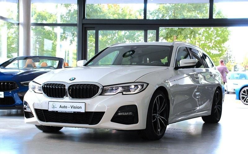 Alpinweiss iii Gebraucht 2020 BMW 320 M Sport Kombi | 25.880 € (Fairer Preis) - Bild 1/3