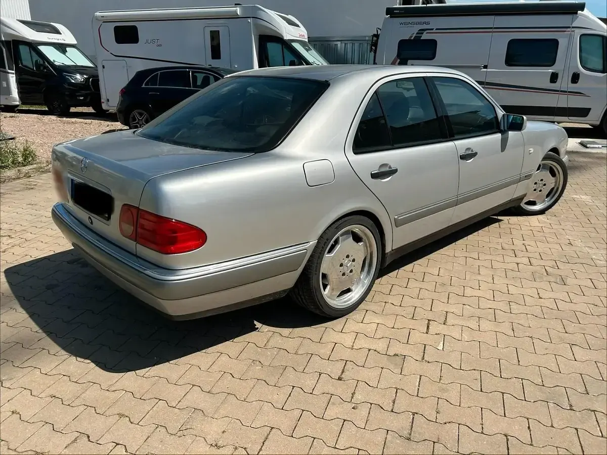 Gebraucht Mercedes E280 193 PS (141 kW) 1997 Silber Limousine