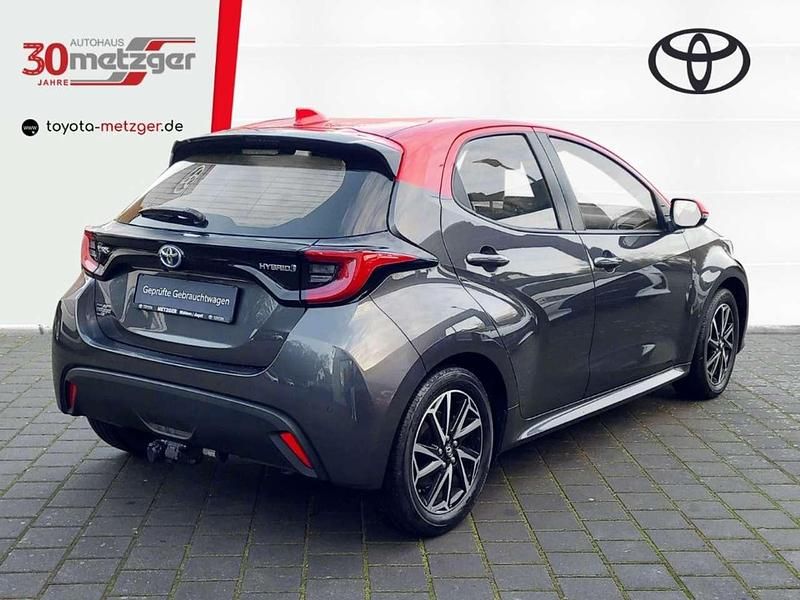 Gebraucht Toyota Yaris Hybrid Basis 116 PS (85 kW) 2021 Marlingrau met/ dach rot Kleinwagen