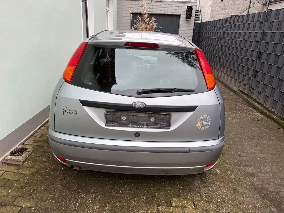 Usado Ford Focus 75 CV (55 kW) 2003 Plateado Berlina