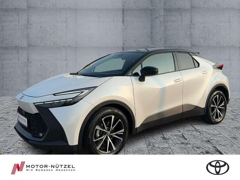 Platinumweiß perleffekt / dac Neu 2025 Toyota C-HR SUV | 37.490 € (Fairer Preis) - Bild 1/4