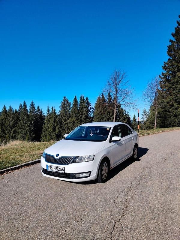 Weiß Gebraucht 2015 Skoda Rapid Ambition Limousine | 4.499 € (Guter Preis) - Bild 1/4