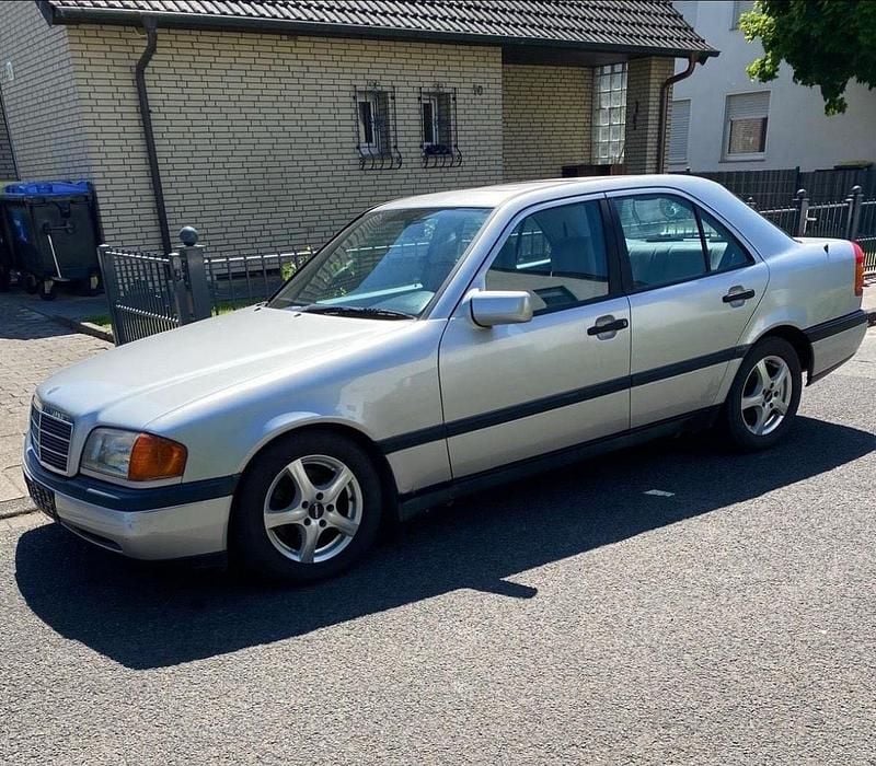Grau Gebraucht 1993 Mercedes 220 Limousine | 2.150 € - Bild 1/4