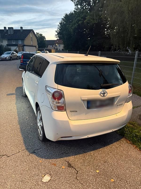 Gebraucht Toyota Verso 200 PS (147 kW) 2011 Weiß Van / Kleinbus