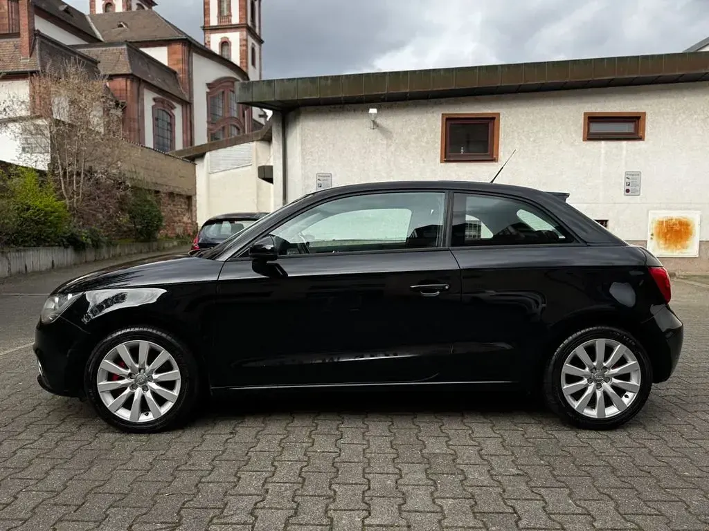 Second-hand Audi A1 Attraction 105 CP (77 kW) 2010 Negru Hatchback