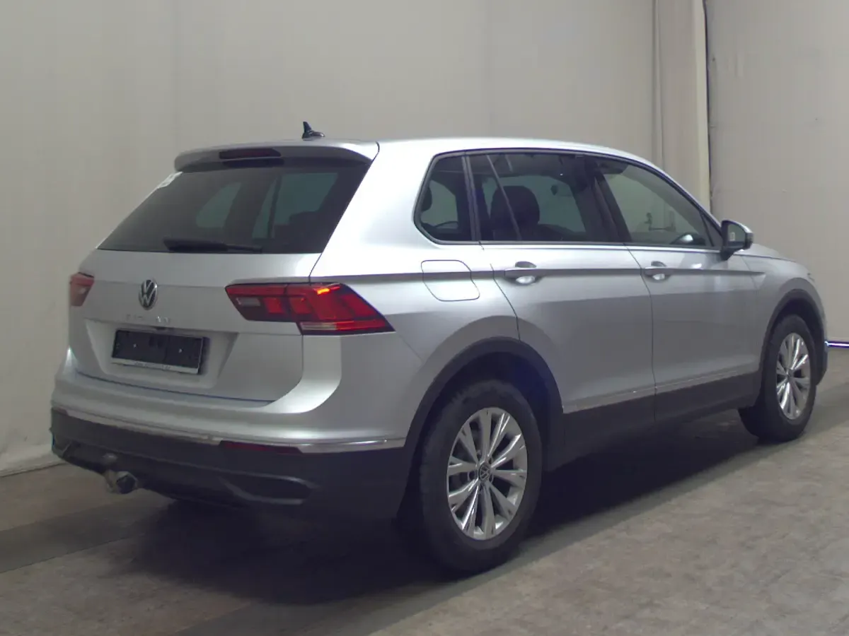 Gebraucht VW Tiguan 150 PS (110 kW) 2023 Silber SUV