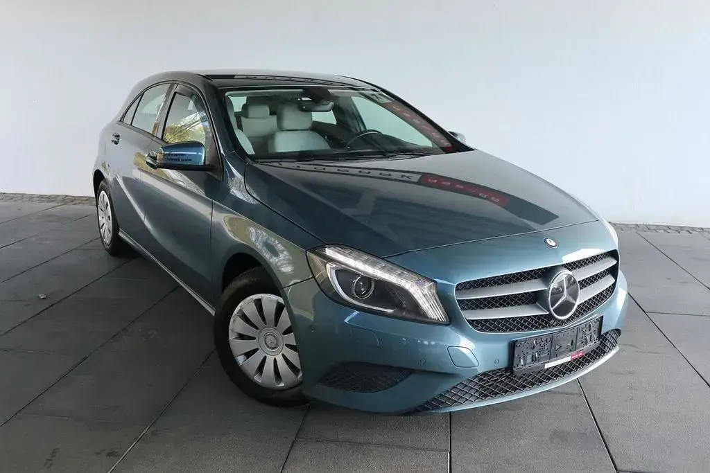 Gebraucht Mercedes A180 122 PS (89 kW) 2012 Blau Limousine