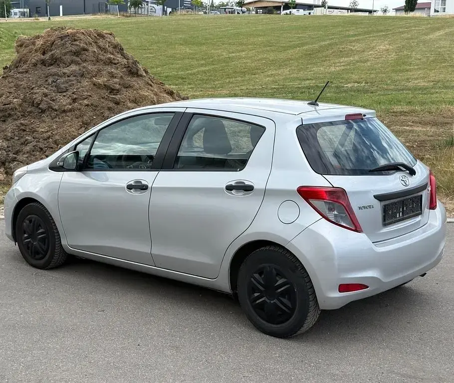 Gebraucht Toyota Yaris 69 PS (50 kW) 2012 Silber Kleinwagen