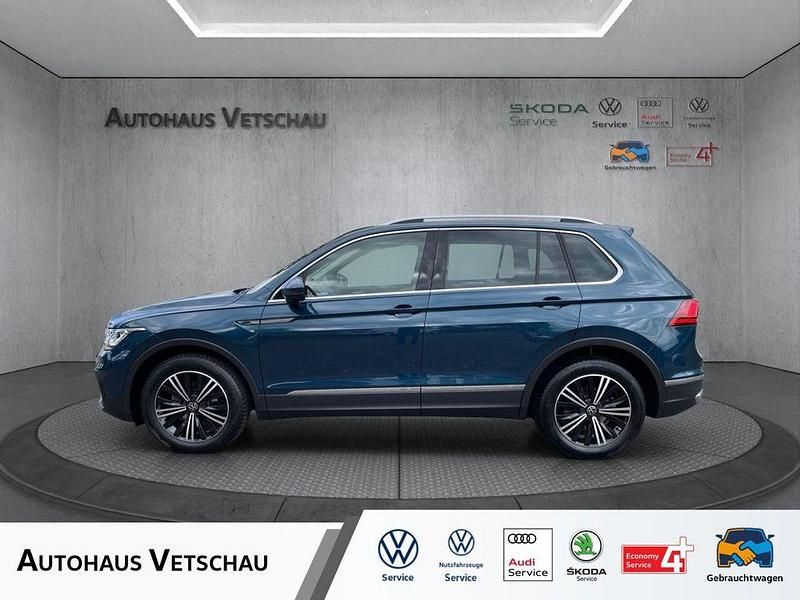 Night blue (blau) Gebraucht 2024 VW Tiguan Elegance SUV | 35.990 € (Fairer Preis) - Bild 1/4