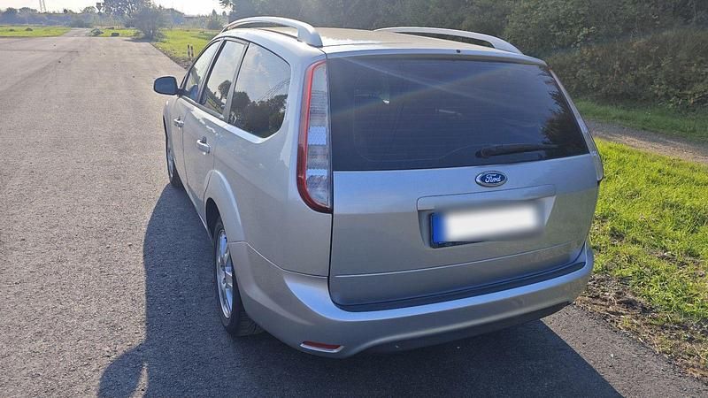 Gebraucht Ford Focus Titanium 101 PS (74 kW) 2010 Silber Kombi