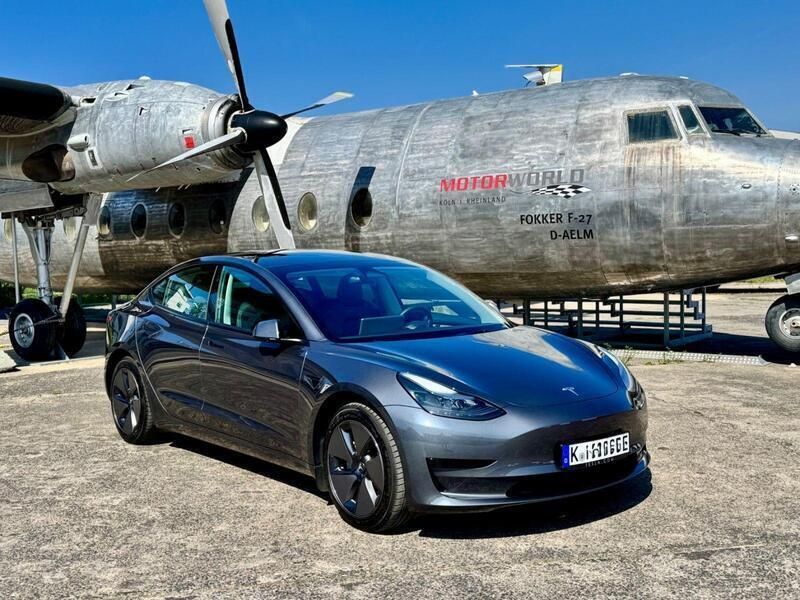 Grau Gebraucht 2022 Tesla Model 3 Limousine | 29.590 € (Fairer Preis) - Bild 1/4