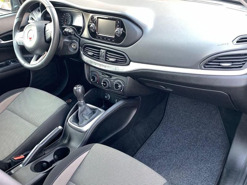 Gebraucht Fiat Tipo Easy 95 PS (69 kW) 2016 Grau Limousine