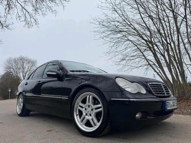 Schwarz Gebraucht 2002 Mercedes C220 Limousine | 2.600 € (Fairer Preis) - Bild 1/4