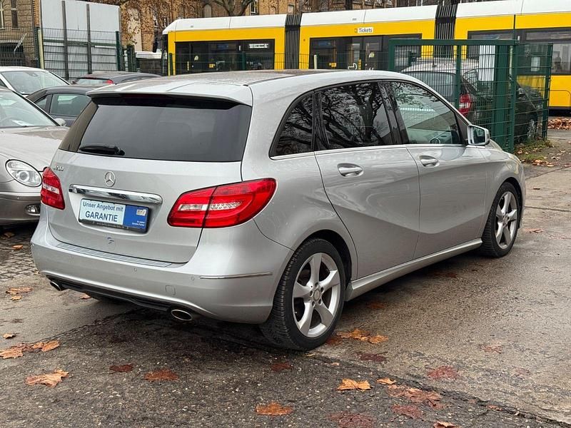 Gebraucht Mercedes B200 156 PS (114 kW) 2014 Silber Van / Kleinbus
