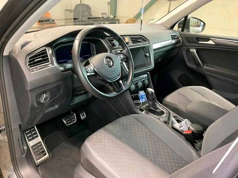Grau Gebraucht 2020 VW Tiguan SUV | 26.000 € (Fairer Preis) - Bild 1/4