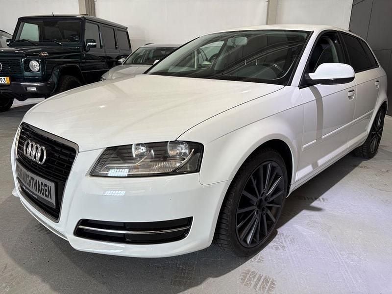 Weiß Gebraucht 2011 Audi A3 Sportback Attraction Limousine | 6.500 € (Guter Preis) - Bild 1/4