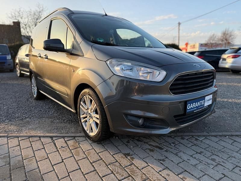 Gebraucht Ford Tourneo Courier Titanium 101 PS (74 kW) 2018 Magneticgrau (metallic) Van / Kleinbus
