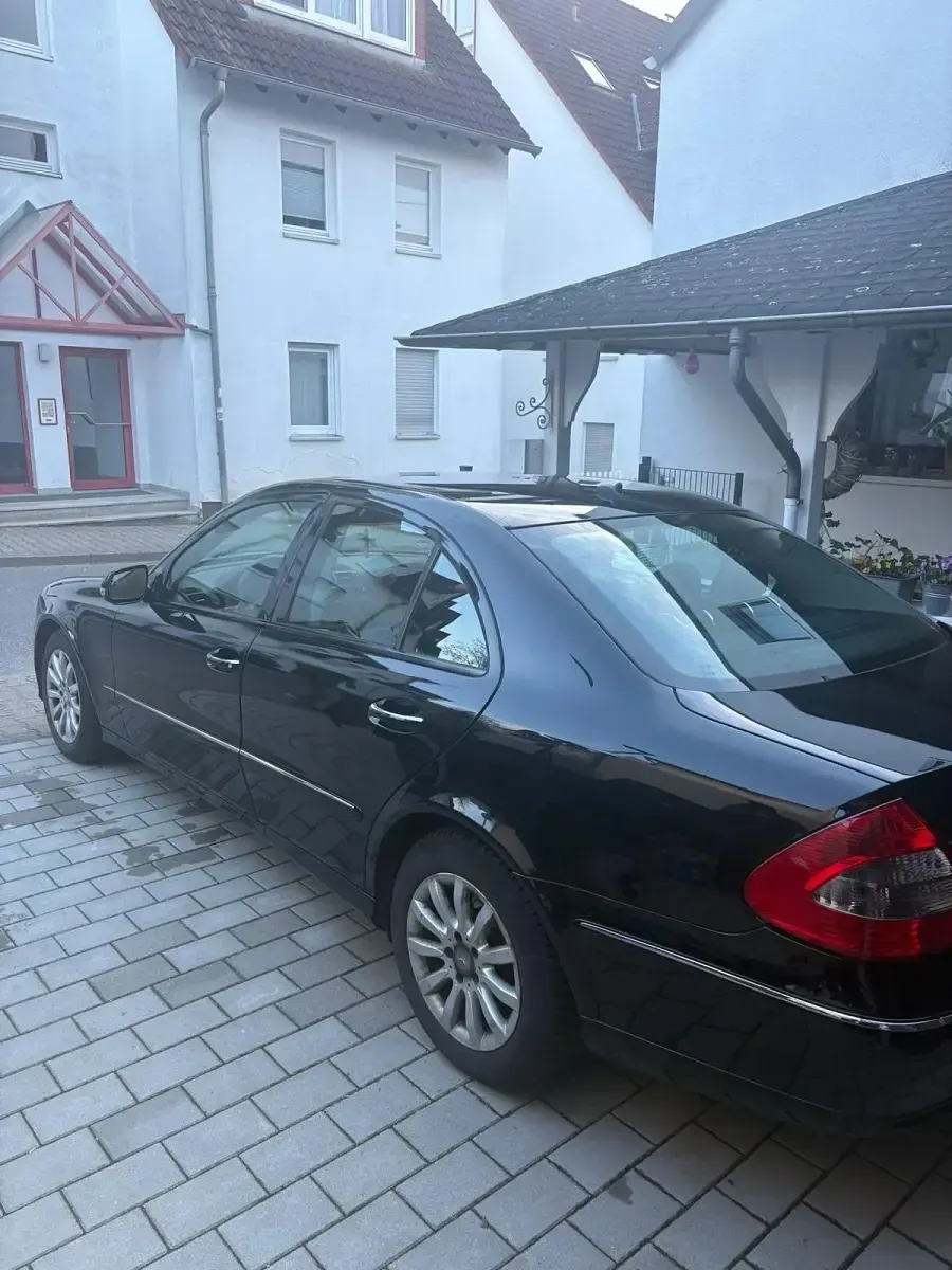 Gebraucht Mercedes E200 Avantgarde 163 PS (119 kW) 2010 Schwarz Limousine