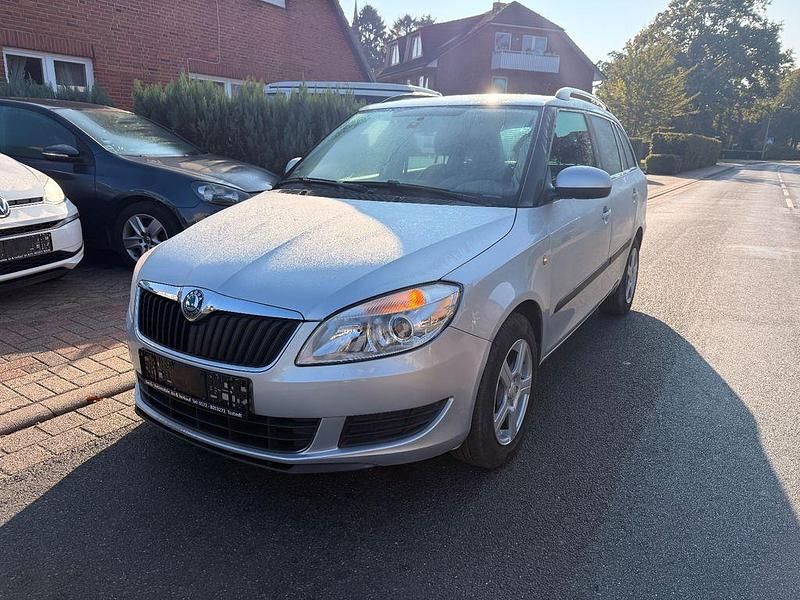 Silber Gebraucht 2011 Skoda Fabia Family Kleinwagen | 3.950 € (Etwas zu teuer) - Bild 1/4