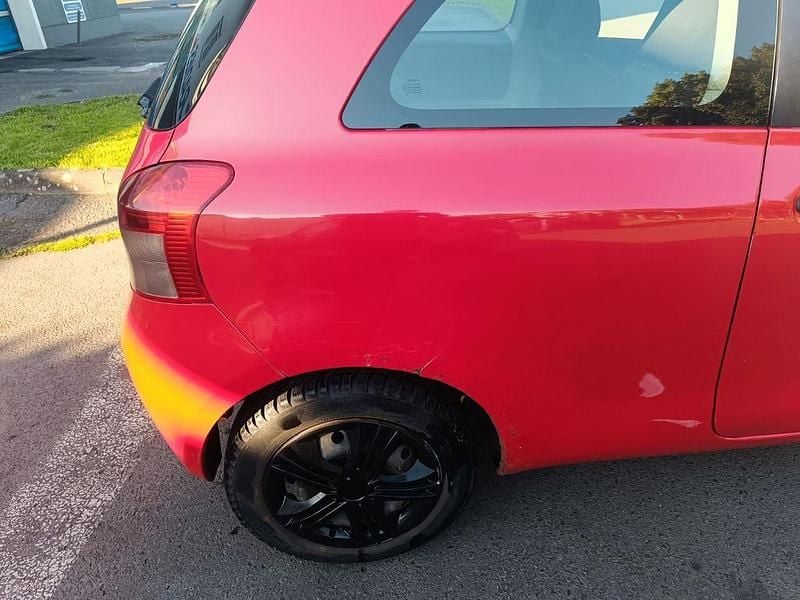 Gebraucht Toyota Yaris 69 PS (50 kW) 2006 Rot Limousine