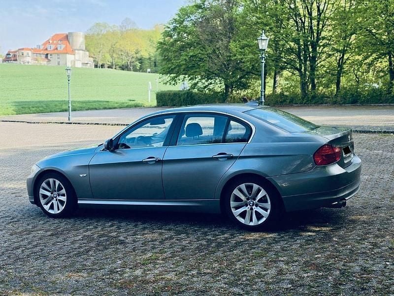 Gebraucht BMW 325 204 PS (150 kW) 2010 Grau Limousine