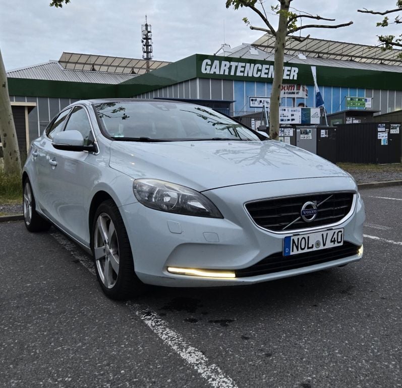 Blau Gebraucht 2012 Volvo V40 Momentum Kombi | 6.600 € (Fairer Preis) - Bild 1/4