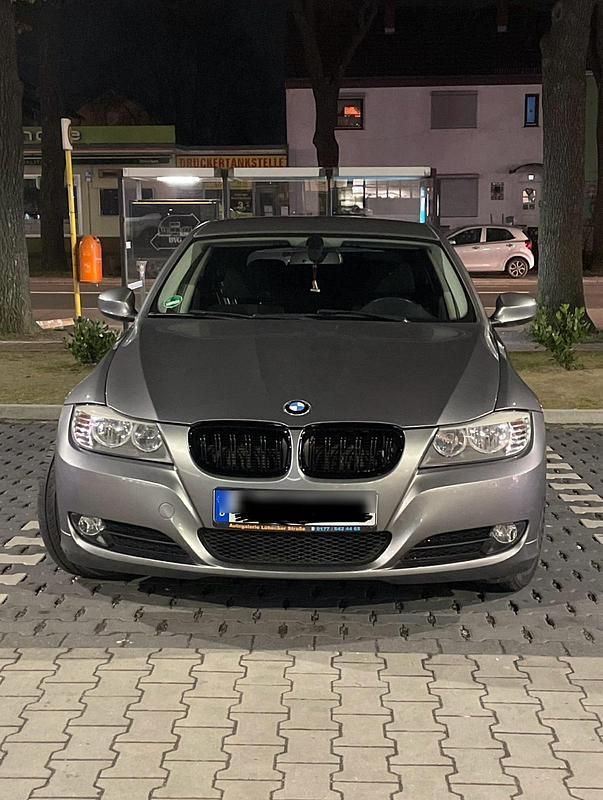 Grau Gebraucht 2011 BMW 318 Kombi | 3.999 € (Superpreis) - Bild 1/4