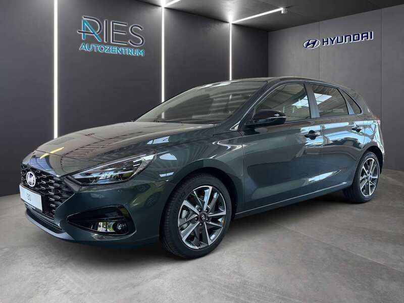 Cypress green Neu 2025 Hyundai i30 Advantage Limousine | 24.920 € (Fairer Preis) - Bild 1/4