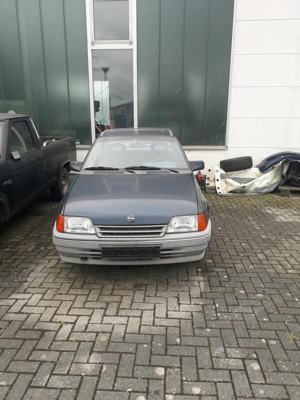 Blau Gebraucht 1991 Opel Kadett Limousine | 1.500 € - Bild 1/4