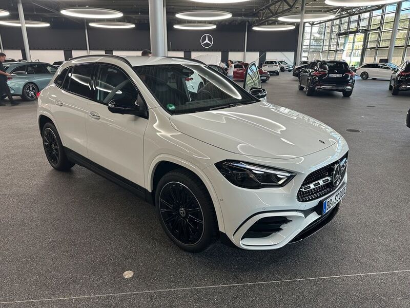 Weiß Gebraucht 2024 Mercedes GLA250 AMG line SUV | 51.990 € - Bild 1/4