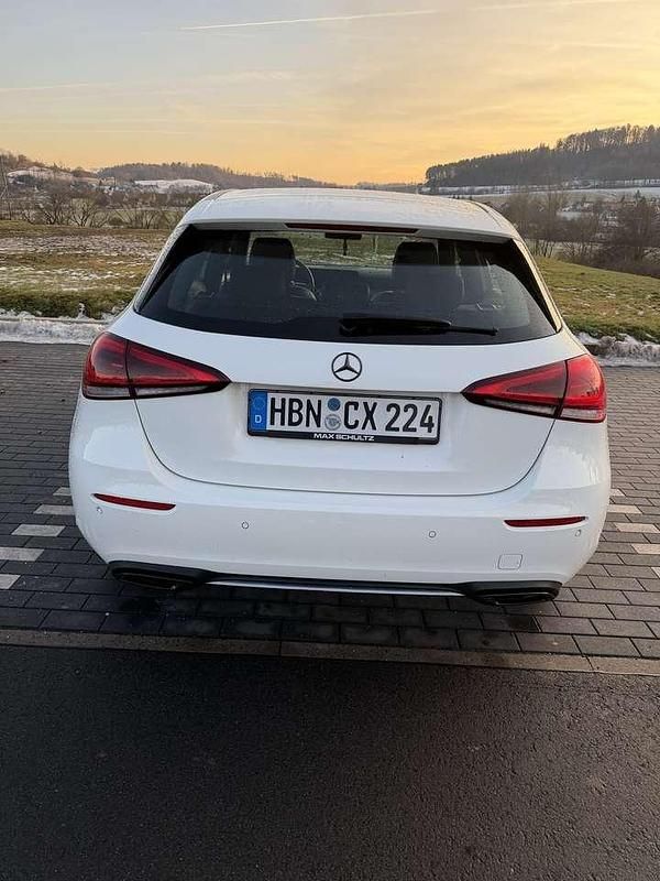 Weiß Gebraucht 2018 Mercedes A200 Kleinwagen | 18.000 € (Fairer Preis) - Bild 1/4