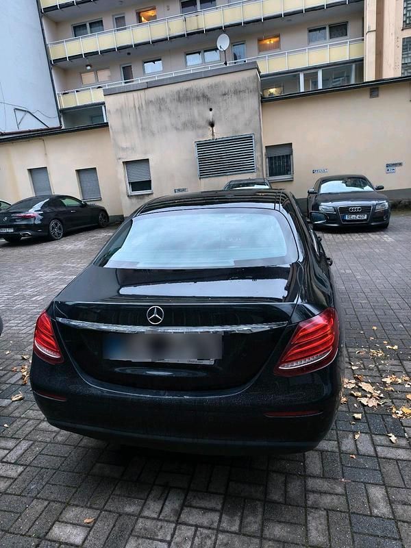 Gebraucht Mercedes E220 194 PS (142 kW) 2016 Schwarz Limousine