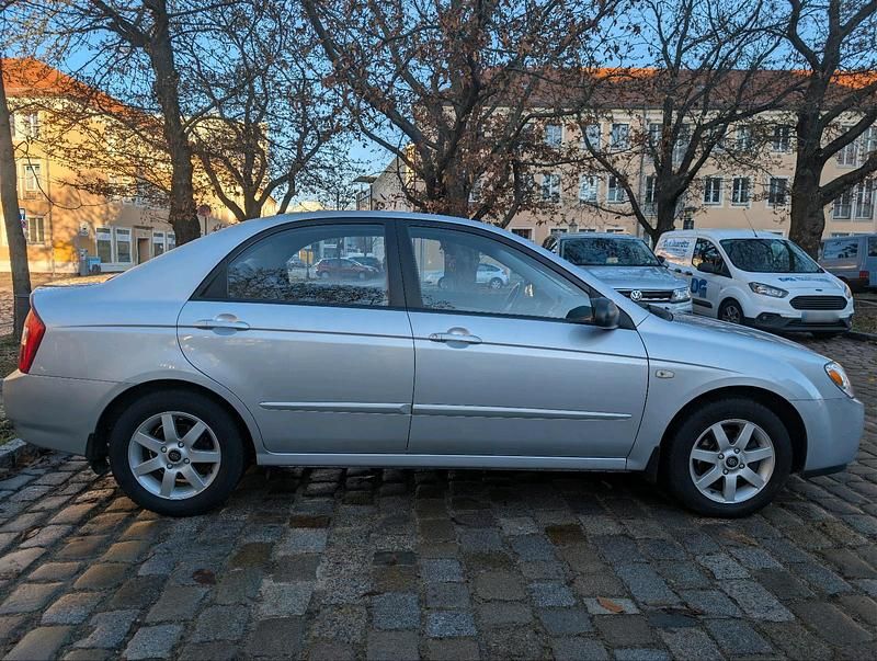 Gebraucht Kia Cerato 78 PS (57 kW) 2006 Silber Limousine