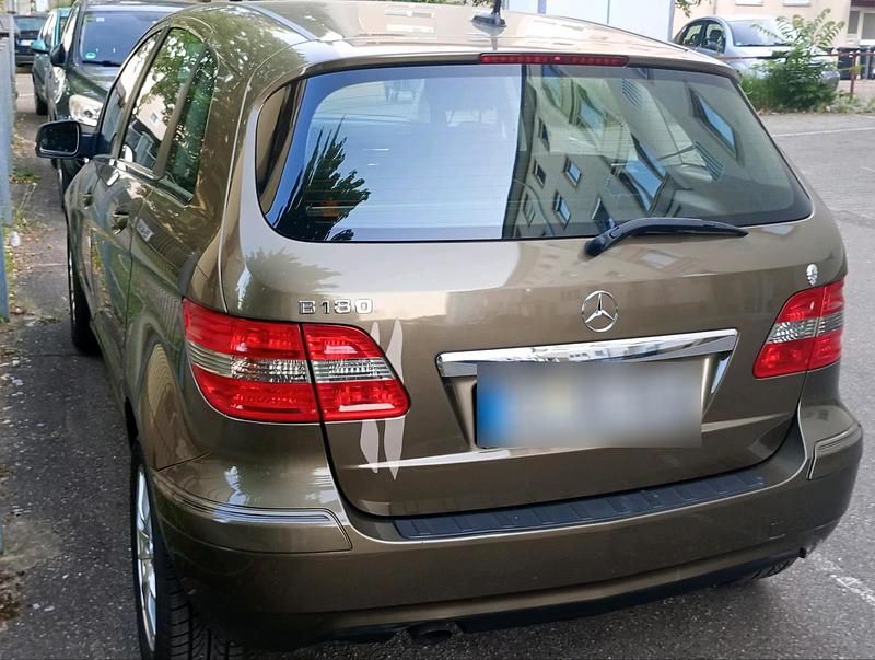 Gebraucht Mercedes 180 109 PS (80 kW) 2011 Grün Limousine