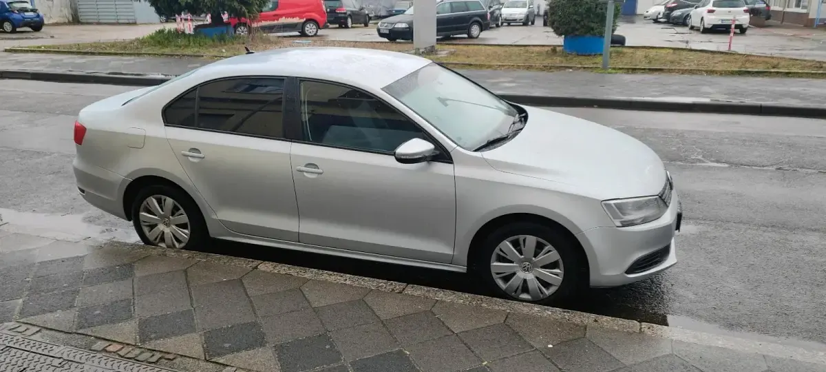Używany VW Jetta 107 KM (78 kW) 2012 Szary Sedan/Limuzyna