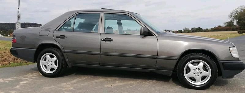 Gebraucht Mercedes E230 136 PS (100 kW) 1986 Grau Limousine