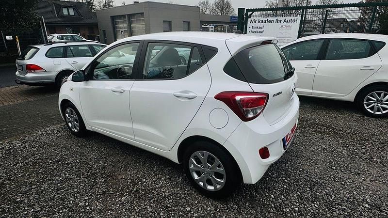 Gebraucht Hyundai i10 Trend 69 PS (50 kW) 2016 Weiß Kleinwagen