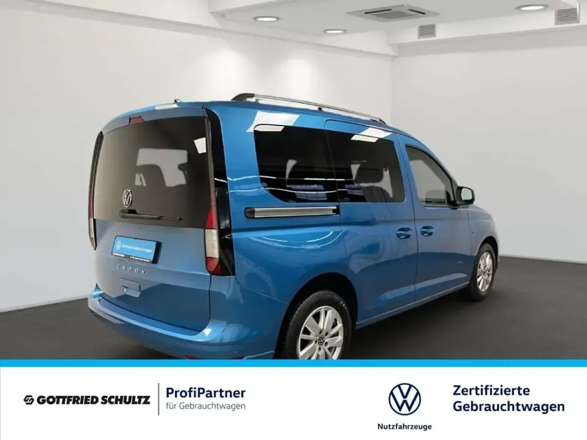 Gebraucht VW Caddy Life 114 PS (83 kW) 2023 Costa azul metallic Van / Kleinbus