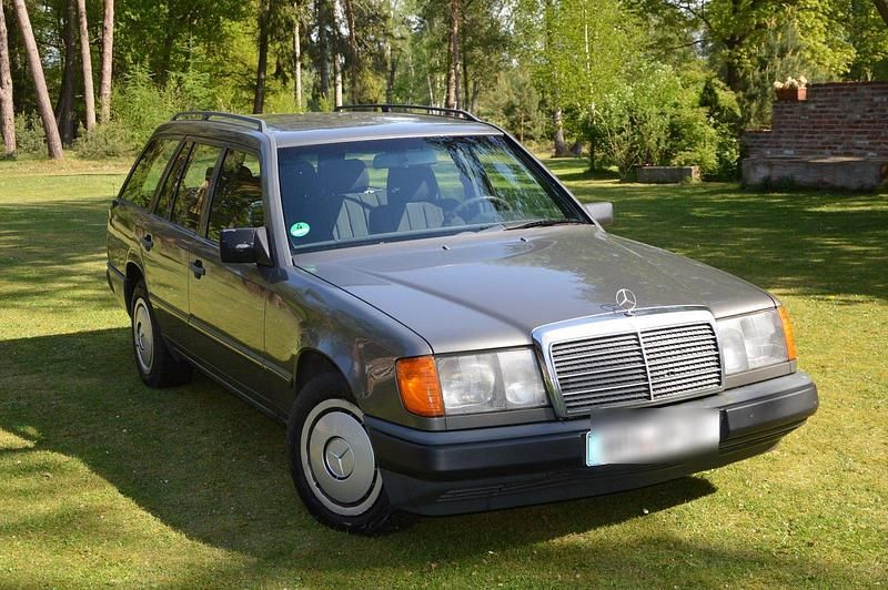 Grau Gebraucht 1989 Mercedes 230 Kombi | 6.200 € - Bild 1/4