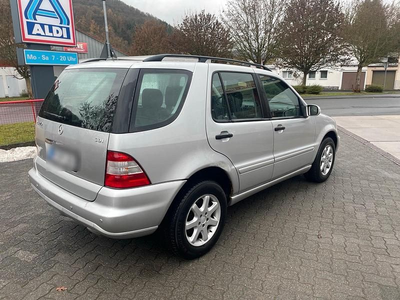 Gebraucht Mercedes ML270 203 PS (149 kW) 2004 Silber SUV