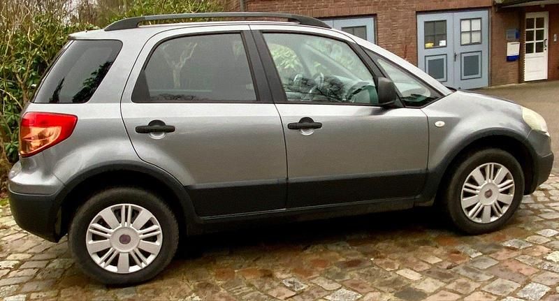 Grau Gebraucht 2008 Fiat Sedici SUV | 4.300 € (Fairer Preis) - Bild 1/4